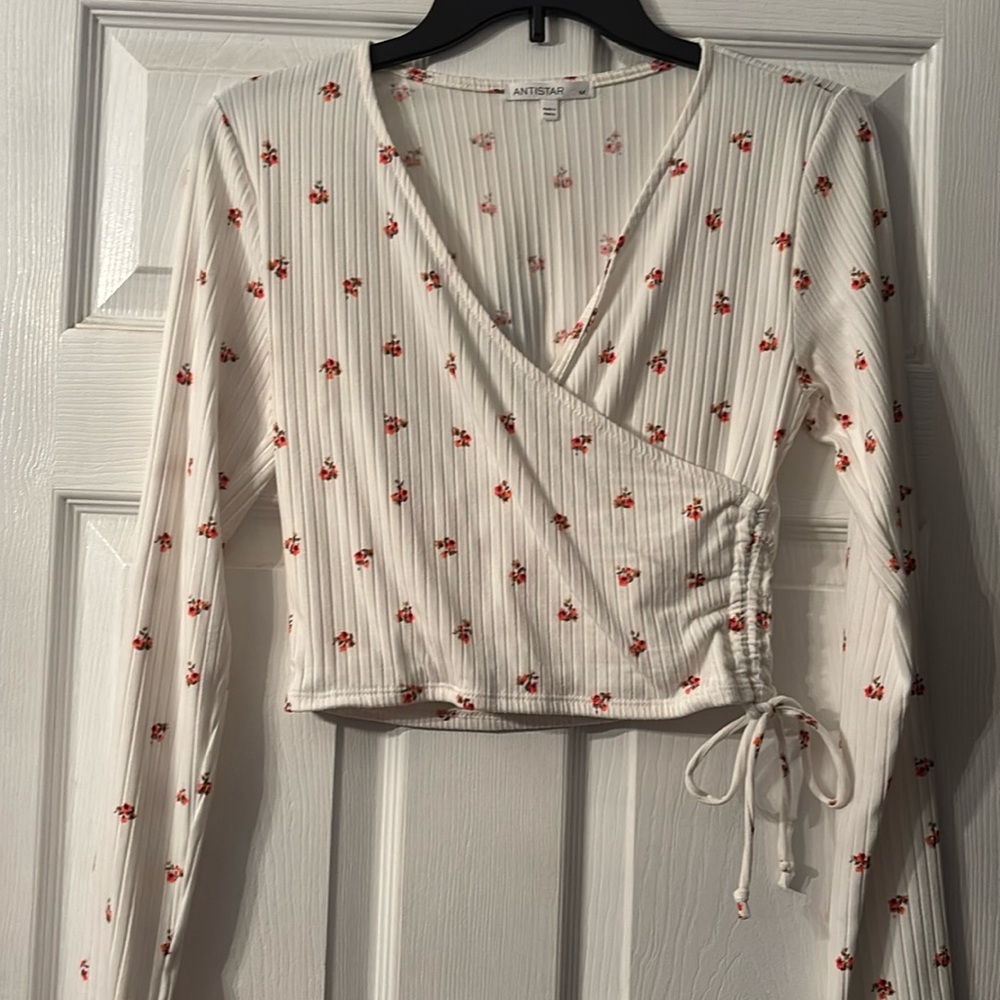 White with flower print long sleeve top with scrunch tie side. Women’s medium